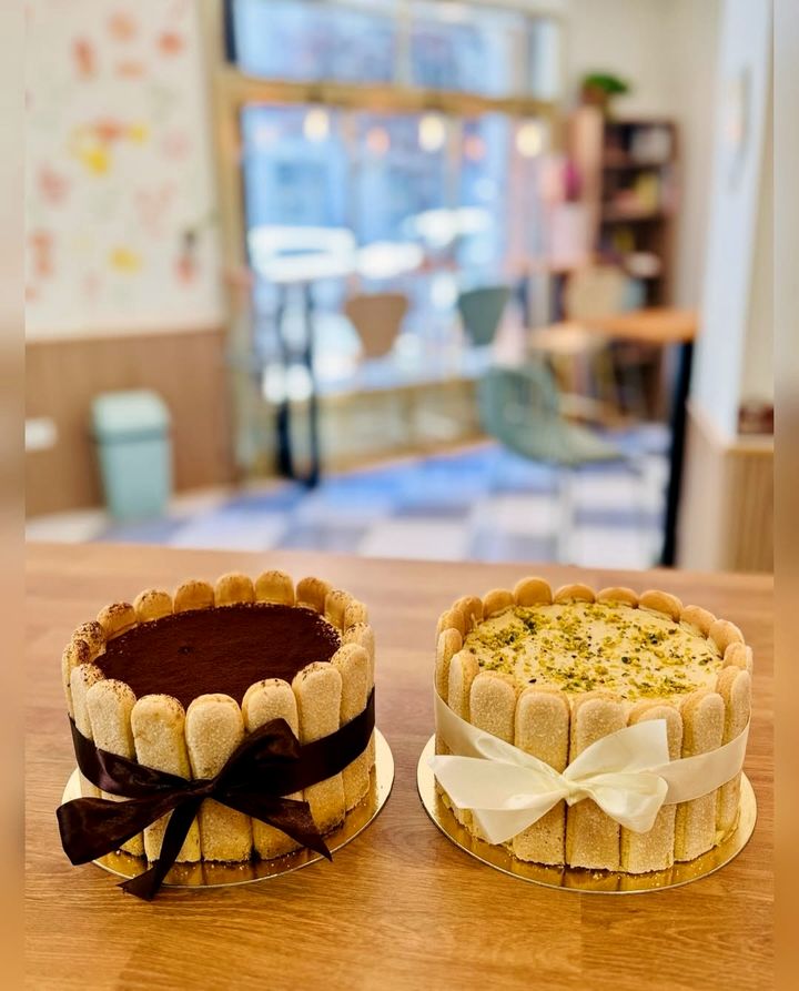Tartas de tiramisú en formato celebración, rodeadas de bizcochos de soletilla